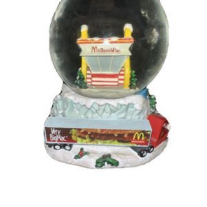 VERY RARE and UNIQUE 2006 MCDONALD'S CHRISTMAS SNOW GLOBE With VERY BIGMAC TRUCK